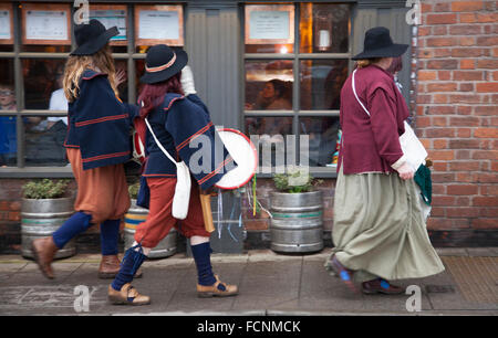 Nantwich, Cheshire, Royaume-Uni. 23 Jan, 2016. Siège de Nantwich re-enactment. Depuis plus de 40 ans les fidèles troupes de l'Hogan-vexel ont recueillies dans la ville historique d'une spectaculaire reconstitution de la bataille sanglante qui a eu lieu il y a près de 400 ans et a marqué la fin du long et douloureux siège de la ville. Têtes rondes, cavaliers, et d'autres artistes ont convergé sur l'historique du centre-ville à adopter de nouveau la bataille. Le siège en janvier 1644 a été l'un des principaux conflits de la guerre civile anglaise. Banque D'Images