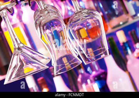 De verres au bar close-up shot Banque D'Images