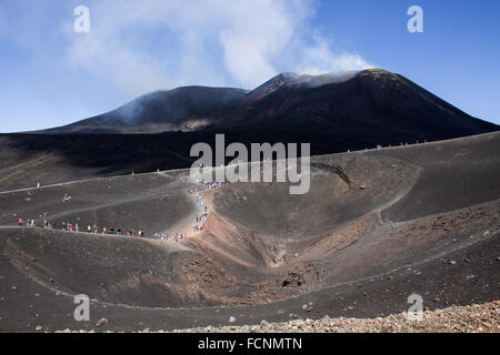 La fumée sortir de l'Etna en Sicile, Italie. Banque D'Images