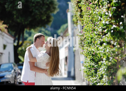 Offres happy young couple en lune de miel à Positano, Amalfi coast, Italie Banque D'Images