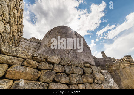 Détails de l'Architecture des ruines de Machu Picchu avec scenic Ciel et nuages. Grand angle vue de dessous du majestueux Sculpté en pierre b Banque D'Images