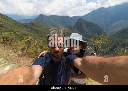 Couple sur les terrasses selfies au-dessus de Machu Picchu, le plus visité de destinations de voyage au Pérou. Concpet d'aventures à l'al. Banque D'Images