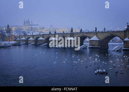 Neige romantique château gothique de Prague avec le Pont Charles, République Tchèque Banque D'Images
