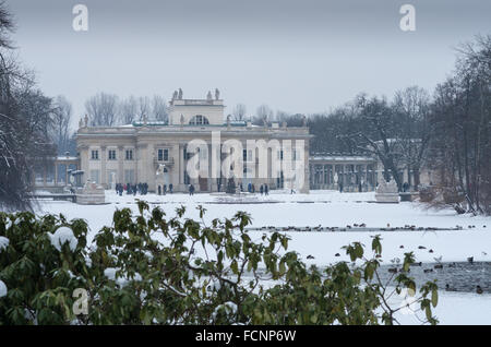 Palais sur l'eau (face sud) en hiver, Royal Parc Lazienki, Varsovie, Pologne Banque D'Images