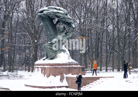 Monument à Frédéric Chopin en hiver, parc Łazienki Królewskie (Royal de Lazienki Park), Varsovie, Pologne Banque D'Images