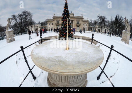 Cadran solaire, Arbre de Noël et de palais sur l'eau (face sud), Royal Parc Lazienki, Varsovie, Pologne Banque D'Images