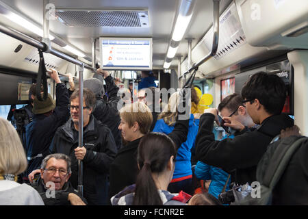 Seattle, USA. 23 Jan, 2016. Foule de gens à cheval la course inaugurale de la première ligne de tramway s'Hill le 23 janvier 2016. La première colline est un tramway 4 kilomètres de long qui relie Pioneer Square et la colline du Capitole par le Quartier International, Yesler Terrace, et première colline. C'est la deuxième ligne mis en œuvre après le Sud Lake Union Streetcar a ouvert ses portes en 2007. Crédit : Paul Gordon/Alamy Live News Banque D'Images