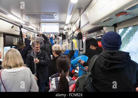 Seattle, USA. 23 Jan, 2016. Foule de gens à cheval la course inaugurale de la première ligne de tramway s'Hill le 23 janvier 2016. La première colline est un tramway 4 kilomètres de long qui relie Pioneer Square et la colline du Capitole par le Quartier International, Yesler Terrace, et première colline. C'est la deuxième ligne mis en œuvre après le Sud Lake Union Streetcar a ouvert ses portes en 2007. Crédit : Paul Gordon/Alamy Live News Banque D'Images