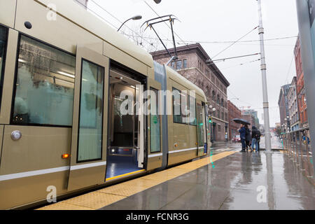 Seattle, USA. 23 Jan, 2016. Streetcar stationné à l'Occidental Mall Station au cours de la première ligne de tramway s'Hill course inaugurale le 23 janvier 2016. La première colline est un tramway 4 kilomètres de long qui relie Pioneer Square et la colline du Capitole par le Quartier International, Yesler Terrace, et première colline. C'est la deuxième ligne mis en œuvre après le Sud Lake Union Streetcar a ouvert ses portes en 2007. Crédit : Paul Gordon/Alamy Live News Banque D'Images