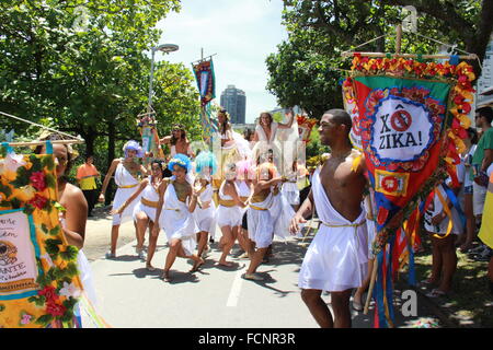 Rio de Janeiro, Brésil. 23 janvier, 2016. Les habitants et les touristes célébrer Carnaval de Rio, mais des groupes de carnaval mettent en garde contre les dangers de Zika virus et profiter de la fête pour alerter la population d'empêcher les sites de reproduction des moustiques qui peuvent augmenter le risque de transmission de virus Zika et d'autres maladies transmises par le moustique Aedes aegypti . Credit : Luiz Souza/Alamy Live News Banque D'Images