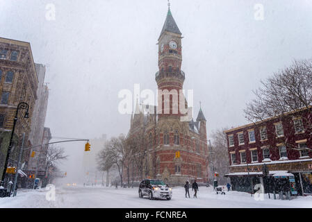 New York, USA. 23 janvier, 2016. tempête jonas hits new york. new york gouverneur Andrew Cuomo et le maire de New York bill de blasio mis une interdiction de voyage en vigueur, l'interdiction de non-véhicules d'urgence de la rue jusqu'à 7h00 demain (dimanche) métro et bus service a été suspendu pendant la durée de la tempête. que de 7h00, 25.1 pouces de neige sont tombés dans Central Park. Il y a eu plus de 300 accidents de voiture et cinq personnes sont mortes d'une crise cardiaque alors que pelleter la neige. crédit : stacy walsh rosenstock/Alamy live news Banque D'Images