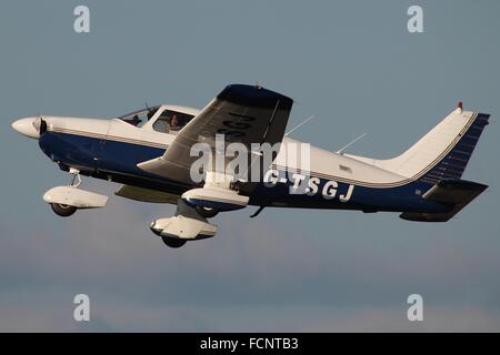 G-TSGJ, un Piper PA-28 Cherokee Archer II, peu après son décollage de l'Aéroport International de Prestwick. Banque D'Images