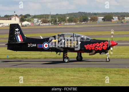 ZF244, l'affichage pour aéronefs Tucano RAF 2014, taxis pour départ à l'Aéroport International de Prestwick. Banque D'Images