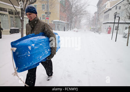 New York, USA. 23 janvier, 2016. Man grimaces de traîneau en marchant sur Hicks Street à Brooklyn Heights au cours de blizzard Crédit : Joseph Reid/Alamy Live News Banque D'Images