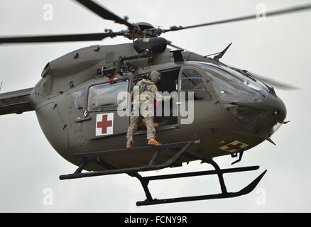 Un UH-72 Lakota hélicoptère utilitaire medevac. Banque D'Images