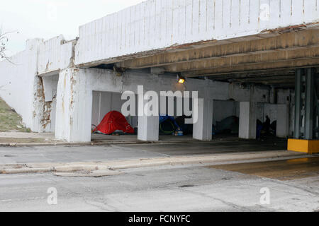 Avenue du pont au-dessus de Lake Shore Drive, Chicago, Illinois. L'effritement du béton, camp de sans-abri sous pont. Banque D'Images