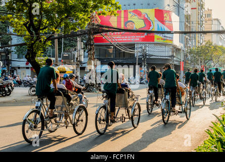 Prises de tourisme tour Ho Chi Minh city Vietnam sur le pousse-pousse à vélo. Le rickshaw est fréquent et peut être vu toute la ville. Banque D'Images