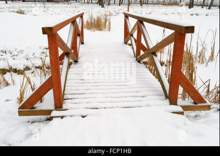 Passerelle en bois couverte de neige en perspective Banque D'Images