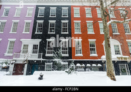 New York, NY 23 janvier 2016 Tempête Jonas hits New York City. Gouverneur de New York Andrew Cuomo et le maire de New York Bill De Blasio mis une interdiction de voyage en vigueur, l'interdiction de non-véhicules d'urgence de la rue jusqu'à 7h00 demain (dimanche) Métro et bus service a été suspendu pendant la durée de la tempête. Que de 19h00, 25.1 pouces de neige sont tombés dans Central Park. Il y a eu plus de 300 accidents de voiture et cinq personnes sont mortes d'une crise cardiaque alors qu'à pelleter la neige. Credit : Stacy Walsh Rosenstock/Alamy Live News Banque D'Images