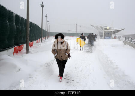 New York, New York, USA. 23 Jan, 2016. Les gens à pied du ferry pour Staten Island terminal St George de Manhattan pendant la tempête Jonas. Une interdiction de voyager a été en place pendant des heures, mais le traversier exploité encore. Les projections de neige pour Staten Island avait environ 12-18dans, avec des rafales jusqu'à 50 milles à l'heure. La fin de l'après-midi, les bus ont cessé de fonctionner et une interdiction de voyager a été appliquée par le NYPD. Ce manque de transport brin de nombreux habitants de Staten Island qui avait pris le ferry à la maison. Les gens ont été forcés d'essayer de marcher jusqu'à leur destination dans le blizzard. New York Gouverneur Cuo Banque D'Images