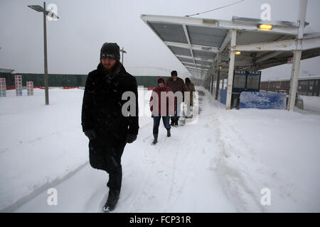 New York, New York, USA. 23 Jan, 2016. Les gens à pied du ferry pour Staten Island Saint George terminal pendant la tempête Jonas. Une interdiction de voyager a été en place pendant des heures, mais le traversier exploité encore. Les projections de neige pour Staten Island avait environ 12-18dans, avec des rafales jusqu'à 50 milles à l'heure. La fin de l'après-midi, les bus ont cessé de fonctionner et une interdiction de voyager a été appliquée par le NYPD. Ce manque de transport brin de nombreux habitants de Staten Island qui avait pris le ferry à la maison. Les gens ont été forcés d'essayer de marcher jusqu'à leur destination dans le blizzard. Gouverneur de New York Eliot Spitzer a déclaré Banque D'Images