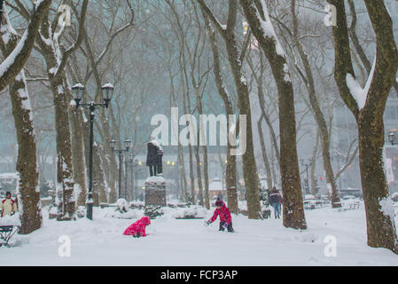 New York, USA. 23 Jan, 2016. Scène de Midtown Manhattan, New York City pendant la tempête de blizzard Jonas. 23 janvier, 2016. Credit : Brigette Supernova / l'accent Photos/Alamy Live News Banque D'Images