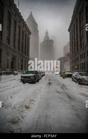 Manhattan, New York, USA. 23 janvier, 2016. C'est la première tempête de neige de cette année. Gouverneur Andrew M. Cuomo a annoncé une interdiction de voyager sur toutes les routes locales et d'état de New York et les principales routes de l'île Long, efficace à 2:30 Jan, 23. Crédit : Alex Potemkin/Alamy Live News Banque D'Images