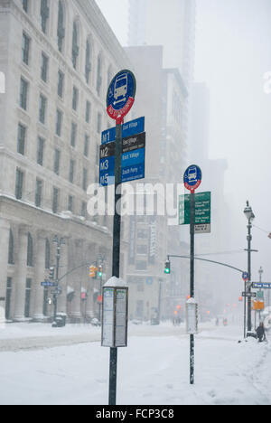 New York, USA. 23 Jan, 2016. Les services de bus ont été interrompus en raison des conditions hivernales dangereuses et en séparation dans la ville de New York pendant la tempête de blizzard Jonas. 23 janvier, 2016. Credit : Brigette Supernova / l'accent Photos/Alamy Live News Banque D'Images