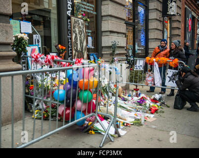 Mémorial pour David Bowie à l'extérieur de sa maison de la ville de New York, à la suite de son décès causés par le cancer Banque D'Images