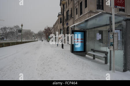 Washington, United States. 23 Jan, 2016. Rues, résultat de la tempête de Jonas. Washington, DC les résidents à faire face à la tempête Jonas. Tempête de Jonas, un puissant NOR'EASTER, a frappé la capitale américaine, apportant de fortes chutes de neige, des vents forts et des conditions dangereuses. © Albin Lohr-Jones/Pacific Press/Alamy Live News Banque D'Images