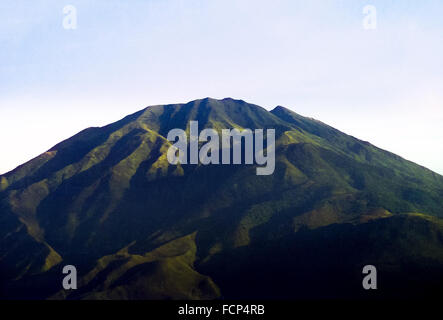 Le mont Merbabu est vu depuis la pente du volcan du Mont Merapi à Selo, Boyolali, Java central, Indonésie. Banque D'Images