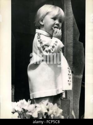 1969 - Le prince qui a volé la vedette. Certainement un petit garçon a volé la vedette lors de la Hollande a célébré le 60e anniversaire de la Reine Juliana. Des milliers affluent dans les jardins du Palais Soestdijk lorsque la famille royale est apparu sur les marches du palais. L'un d'un jeune homme a passé l'ensemble de la parade en jouant avec ses jouets et nonchalamment mange ses bonbons - et il a vraiment volé la vedette - Prince William Alexander, fils aîné de la princesse Beatrix et le Prince Claus. Prince William Alexander, fils aîné de la princesse Beatrix et le Prince Claus bénéficie d'un biscuit sur les marches du Palais, au cours de la c Banque D'Images