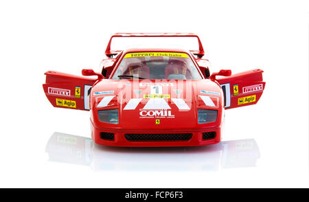 Ferrari F40 dans de course sur un fond blanc Banque D'Images