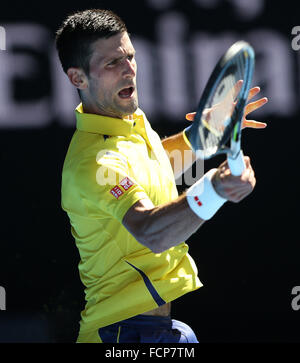 Melbourne, Australie. 24 Jan, 2016. De la Serbie de Novak Djokovic est en concurrence contre Gilles Simon de la France au cours de la 4e tour du simple messieurs à l'Open d'Australie de Tennis à Melbourne, Australie, le 24 janvier 2016. © Bi Mingming/Xinhua/Alamy Live News Banque D'Images