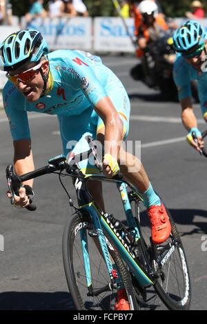 Adélaïde, Australie. 24 janvier 2016. Au tour 16 Astana a attaqué le peloton avec Laurens De Vreese et Lieuwe Westra lors de l'étape 6 du Santos Tour Down Under le 24 janvier 2016 à Adélaïde, Australie. Crédit : Peter Mundy/Alamy Live News Banque D'Images