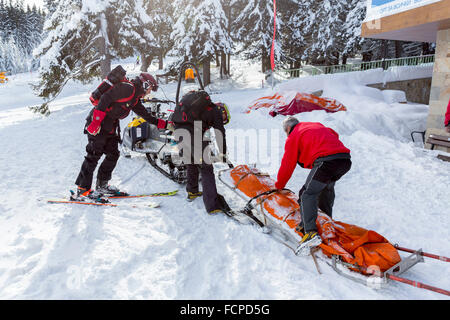 Sofia, Bulgarie - le 21 janvier 2016 : Des sauveteurs de sauvetage en montagne au service Croix-Rouge bulgare se préparent pour un sauvetage Mlle Banque D'Images