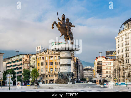 Guerrier sur un cheval alias Alexandre le grand monument de la place de Macédoine Makedonija (Plostad) à Skopje, République de Macédoine du Nord Banque D'Images