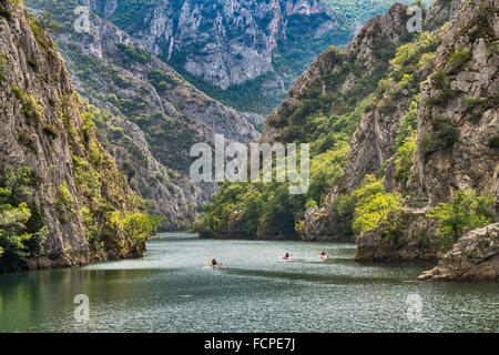 Les kayakistes au lac Matka Canyon Matka dans près de Skopje, République de Macédoine du Nord Banque D'Images