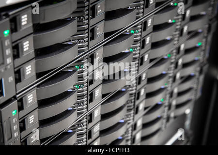 Close up de disques durs de stockage SAN en grand Banque D'Images