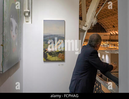 Londres, Royaume-Uni. 22 janvier, 2016. Amateur d'art à la London Art Fair 2016 au Business Design Centre Islington Londres UK Crédit : Cabanel/Alamy Live News Banque D'Images