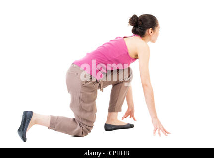 Femme vue de côté la position de départ. Vue arrière Vue arrière. collection les gens de personne. Plus isolé sur fond blanc. Curly femme afro-américaine en pantalon brun Banque D'Images