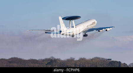 Sentry E-3A de l'OTAN dans le circuit à l'aéroport de Newquay ST Mawgan/RAF pendant environ deux heures le 20/1/2016 Banque D'Images