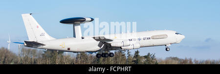 Sentry E-3A de l'OTAN dans le circuit à l'aéroport de Newquay ST Mawgan/RAF pendant environ deux heures le 20/1/2016 Banque D'Images