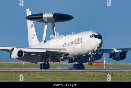 Sentry E-3A de l'OTAN dans le circuit à l'aéroport de Newquay ST Mawgan/RAF pendant environ deux heures le 20/1/2016 Banque D'Images