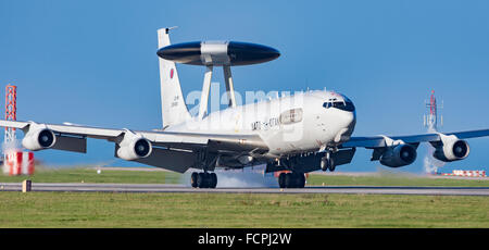 Sentry E-3A de l'OTAN dans le circuit à l'aéroport de Newquay ST Mawgan/RAF pendant environ deux heures le 20/1/2016 Banque D'Images