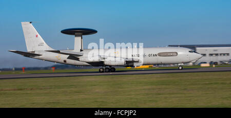 Boeing E-3A Sentry (AWACS) de l'aviation de l'OTAN à l'aéroport de Newquay Banque D'Images