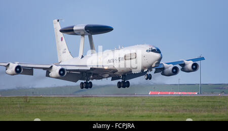 Sentry E-3A de l'OTAN dans le circuit à l'aéroport de Newquay ST Mawgan/RAF pendant environ deux heures le 20/1/2016 Banque D'Images