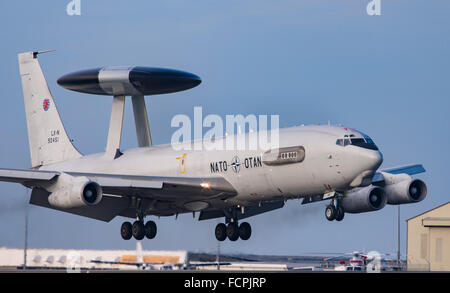 Sentry E-3A de l'OTAN dans le circuit à l'aéroport de Newquay ST Mawgan/RAF pendant environ deux heures le 20/1/2016 Banque D'Images