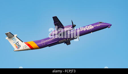 Bombardier Dash 8 Q400 avion de passagers décolle de l'aéroport de Newquay Banque D'Images