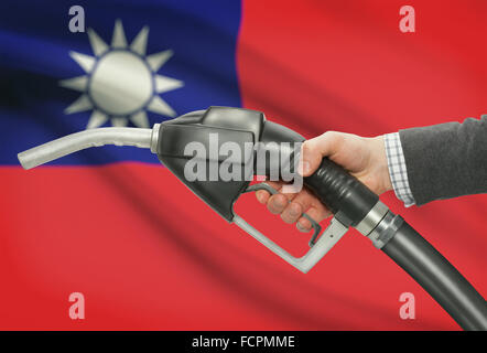 La buse de la pompe à carburant de pair avec drapeau sur arrière-plan - Taiwan Banque D'Images